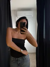 Body negro sin mangas con escote strapless.