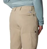 Pantalon de hombre color beige, disenado para actividades al aire libre y pesca. Cuenta con multiples bolsillos funcionales, incluyendo un bolsillo reforzado para herramientas y trabillas multiusos. Presenta tecnologia de repelencia a manchas y proteccion solar.