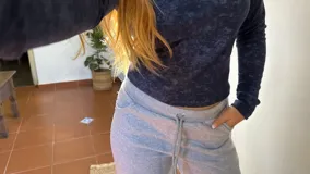 Pantalón de jogging de corte recto y holgado, color gris melange, con cintura elástica y cordón ajustable. Cuenta con bolsillos laterales y un interior frizado para mayor calidez.