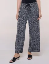 Pantalón estampado de caída fluida y calce relajado, con cintura alta elastizada y cordón ajustable con punteras metálicas, corte ancho tipo cropped.