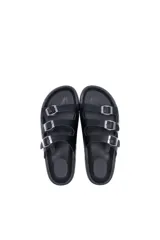 Sandalias plateadas con tres tiras horizontales ajustables con hebillas metálicas y suela de goma negra.