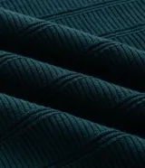 Polo de manga corta confeccionado en tejido de punto texturizado con trama vertical. Presenta cuello, puños y ruedo en color bordó con detalles de rayas blancas en contraste. Cuenta con una abertura frontal con tres botones.