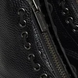 Botas tipo borceguí Dr. Martens modelo Sinclair, confeccionadas en cuero texturizado negro. Presentan cierre frontal con cremallera extraíble, cordones, pespunte amarillo característico en la base y suela de plataforma Quad dentada.