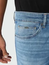 Pantalón de jean de calce slim fit en denim elastizado celeste claro. Modelo Delano de BOSS.