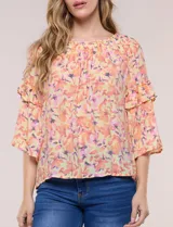 Blusa holgada de gasa estampada en tonos de amarillo, naranja y fucsia con diseño floral. Presenta escote redondo fruncido y mangas tres cuartos acampanadas con volados.