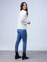 Buzo de lana color gris con mangas caladas.