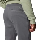 Pantalón de jogging gris de la marca Columbia, confeccionado en una mezcla de algodón. Presenta cintura elástica con cordón interior para ajuste, bolsillos laterales y traseros, y puños elásticos en los tobillos.