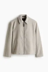 Campera camisera en tejido de fieltro de mezcla de lana color beige, con cuello clásico, cierre frontal con cremallera, bolsillos laterales insertados con botón a presión oculto, bolsillo interior con botón a presión y bajo recto. Forrada y de corte estándar.