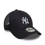 Gorra New Era negra con el logo de los New York Yankees bordado en blanco en el frente. Tiene paneles de malla en la parte trasera y cierre ajustable.