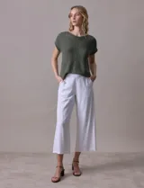 Pantalón crop de lino color beige, marca Dash, con pretina trasera elastizada y bolsillos delanteros.