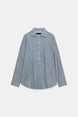 Camisa ZW Collection de cuello solapa y manga larga, con estampado de rayas verticales en tonos azul y blanco. Presenta costuras a contraste en el delantero y cierre frontal con botones.