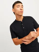 Remera básica de cuello mao y mangas cortas, color negro, con cierre frontal parcial de botones.