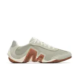 Sneaker de perfil bajo Merrell modelo Relay Fly Vent, color verde sage con detalles en marrón y blanco. Presenta una parte superior que combina gamuza y malla transpirable, con un diseño distintivo en el lateral y suela de goma.