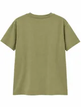 Remera de manga corta color verde, con cuello redondo y estampa frontal de estilo universitario con texto en azul marino.