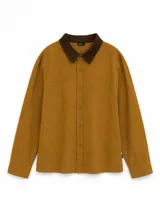 Sobrecamisa color mostaza de manga larga, con cuello camisero de pana marrón, cierre frontal de botones y dos bolsillos delanteros con solapa.