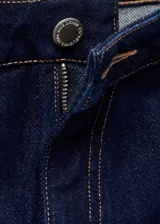 Pantalón de jean estilo wideleg con tiro alto, cierre frontal de cremallera y botón, trabillas para cinturón y bolsillos laterales.