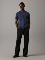 Remera azul marino de algodón orgánico, corte regular, cuello redondo y manga corta.