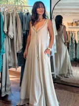 Vestido largo de algodón color celeste, con breteles finos y escote en V. Presenta un estampado geométrico en el ruedo.