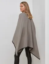 Ruana de tejido suave color azul oscuro, con vivos de ecocuero negro en los bordes.