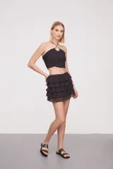 Top gris oscuro con cuello halter, fruncido y con pequeñas tachas.