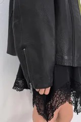 Cazadora de corte oversize confeccionada en 100% piel. Presenta cuello subido, manga larga con hombro caído y cierre frontal mediante cremallera y botones a presión ocultos bajo una solapa. Incluye bolsillos laterales ocultos en las costuras y forro interior.