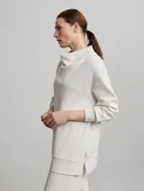 Sweater jogger largo color crema con cuello tortuga.