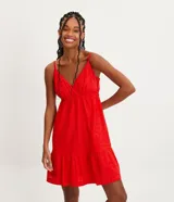 Vestido corto rojo con breteles finos ajustables, escote en pico, textura de flores y volado en el bajo.