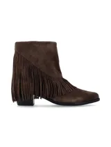 Bota de caña media estilo western elaborada en gamuza suave color chocolate, con terminación en punta y flecos en cascada. Cuenta con cierre en el lateral interior.