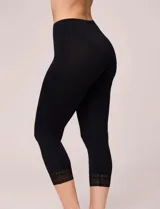 Capri de la línea BodyBliss, confeccionado en tejido seamless con alta elasticidad y suavidad. Presenta un diseño liso con detalle de puntilla en el ruedo, ideal para uso como prenda de descanso o base.