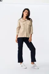 Campera verde militar de algodón con mangas largas y cuello camisero. Estampado en la espalda con la frase "Trouble Maker" y una estrella.