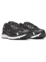Championes Under Armour Tech Runner de color negro con suela blanca y detalles en gris. Presentan una parte superior de malla transpirable con superposiciones de cuero y gamuza, entresuela de EVA acolchada y el logotipo de la marca en el lateral.