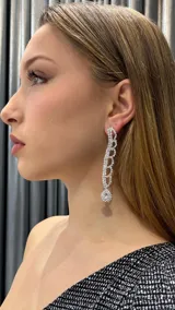 Aros colgantes plateados con strass.