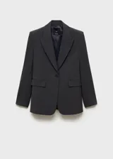 Chaqueta de corte recto con estampado de micro pata de gallo, cuello con solapa y cierre frontal de botones. Presenta mangas largas con puños abotonados, bolsillos delanteros con solapa y abertura posterior en el bajo.