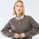 Cárdigan de punto grueso en color marrón, con cuello redondo, cierre frontal de botones y mangas largas con puños ajustados.