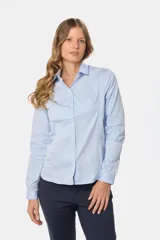 Camisa blanca de manga larga con cuello clásico y cierre frontal con botones.