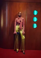 Pantalón de tiro medio confeccionado en tejido satinado con diseño recto y largo. Cuenta con dos bolsillos laterales y cierre oculto de botón, gancho y cremallera.