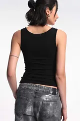 Musculosa blanca de tejido rib con escote redondo y corte al cuerpo.