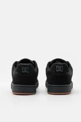 Championes deportivos DC Shoes, modelo Mantis, en color negro con suela de goma color camel. Diseño de estilo skate con cordones anchos y el logotipo de la marca en el lateral.