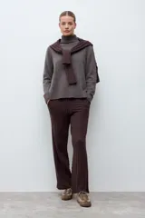 Pantalón de tejido de punto con textura de ochos, corte recto y holgado, con cintura elástica y cordón de ajuste.