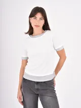 Remera de manga corta con diseño de doble capa, combinando una capa superior blanca de textura acanalada y una capa inferior gris melange que se extiende en el cuello, mangas y ruedo.