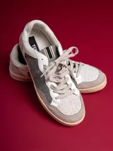 Championes urbanos Champion modelo Compe, color gris con detalles en blanco y suela color caramelo.