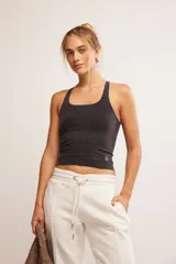 Musculosa gris oscuro de tejido elástico, con escote cuadrado y breteles anchos.