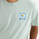 Remera celeste de manga corta con cuello redondo y estampado pequeño en el pecho con un sol y texto.