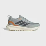 Championes de running Adidas Runfalcon 5, color gris con detalles en naranja y negro. Presentan exterior de malla impermeable, mediasuela con amortiguación Cloudfoam y suela Adiwear de alta tracción.