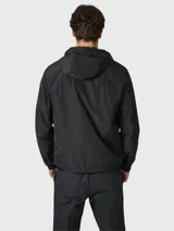 Chaqueta ligera con capucha, color negro, con cierre frontal de cremallera, bolsillo en el pecho y puños elásticos.