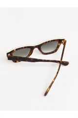 Lentes de sol Tiwi modelo Paul, con montura gruesa color carey y lentes degradadas en verde.