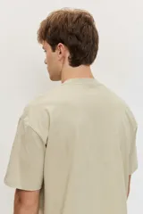 Remera de manga corta y cuello redondo, de corte clásico y color marrón.