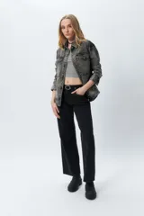 Top sin mangas a rayas horizontales blancas y negras.