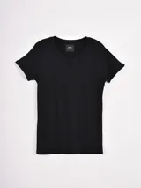 Remera básica negra de manga corta y cuello redondo, con corte ajustado al cuerpo.