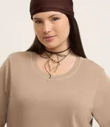 Vestido midi estilo remera confeccionado en algodón con efecto desteñido, mangas cortas y cuello redondo.